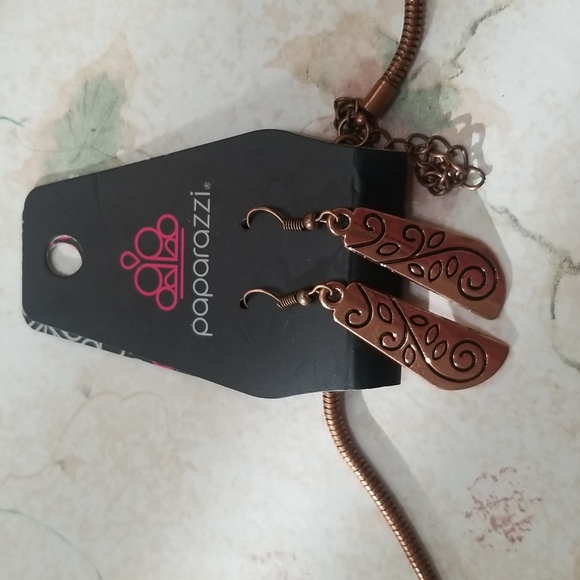 Papapazzi Collection Necklace and Earring Set - Picture 2 of 3